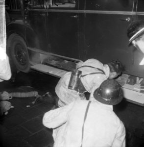 Brand in Oranjeboomstraat 347 te Rotterdam, een brandweerman wilde matras opvang, Bestanddeelnr 917-4664