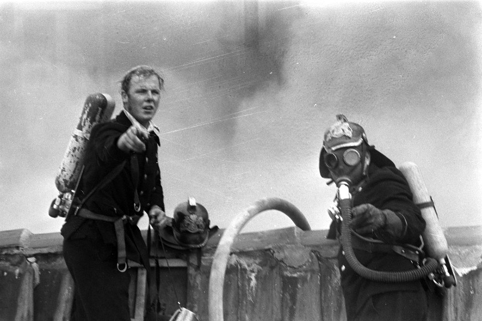 Brand in plasticfabriek Amsterdam op Prinseneiland, brandweermannen met maskers , Bestanddeelnr 924-8103