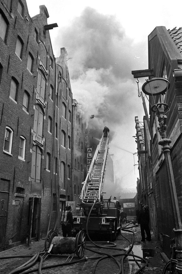 Brand in plasticfabriek Amsterdam op Prinseneiland, brandende pand, Bestanddeelnr 924-8102