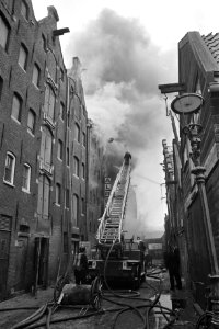Brand in plasticfabriek Amsterdam op Prinseneiland, brandende pand, Bestanddeelnr 924-8102