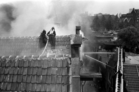 Brand in plasticfabriek Amsterdam op Prinseneiland, brandweer met maskers op dak, Bestanddeelnr 924-8101