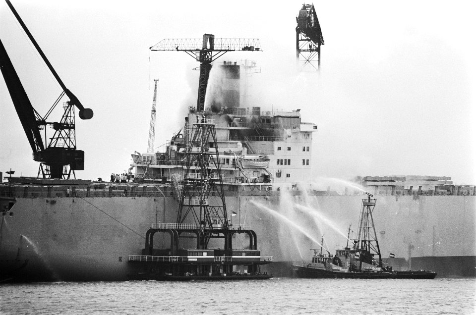 Brand in nieuw containerschip Nedlloyd Hoorn in Botlek, Rotterdam, Bestanddeelnr 929-5403