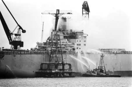 Brand in nieuw containerschip Nedlloyd Hoorn in Botlek, Rotterdam, Bestanddeelnr 929-5403
