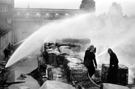 Brand in papierfabriek Wessels aan Meeuwenlaan, Bestanddeelnr 918-0300