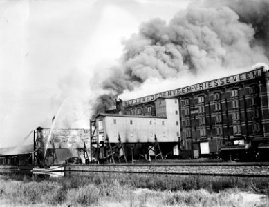 Brand in het koelhuis Amerika van het Blauwhoedenveem aan de Oostelijke Handel, Bestanddeelnr 902-9959