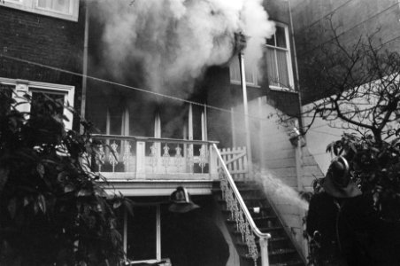 Brand in huis Prinsengracht 1019 . Brandweerman aan het blussen, Bestanddeelnr 923-1197
