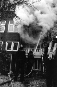 Brand in huis Prinsengracht 1019 . Brandweerman aan het blussen, Bestanddeelnr 923-1198
