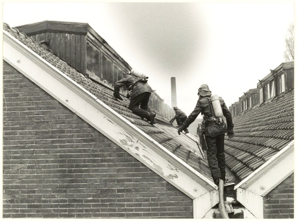 Brand in het B B. gebouw ( naast Koningstein) aan het Zuider Buiten Spaarne, NL-HlmNHA 54025696