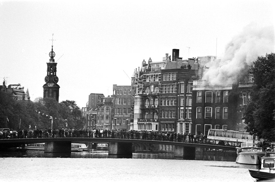 Brand Nieuwe Doelenstraat Amsterdam met op voorgrond rondvaartboot, Bestanddeelnr 929-3701