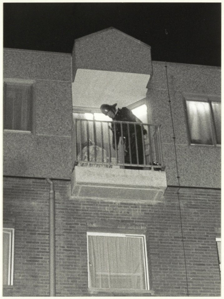 Brand in huize Bosbeek, een bejaarde vrouw wordt door de brandweer van haar balkon gehaald