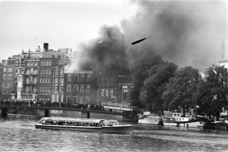 Brand Nieuwe Doelenstraat Amsterdam met op voorgrond rondvaartboot, Bestanddeelnr 929-3699