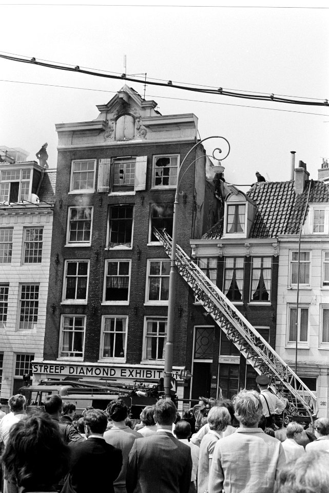 Brand in grachtenpand Amstel hoek Amstelstraat brandweerlieden met ladders blus, Bestanddeelnr 923-5856