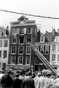 Brand in grachtenpand Amstel hoek Amstelstraat brandweerlieden met ladders blus, Bestanddeelnr 923-5856