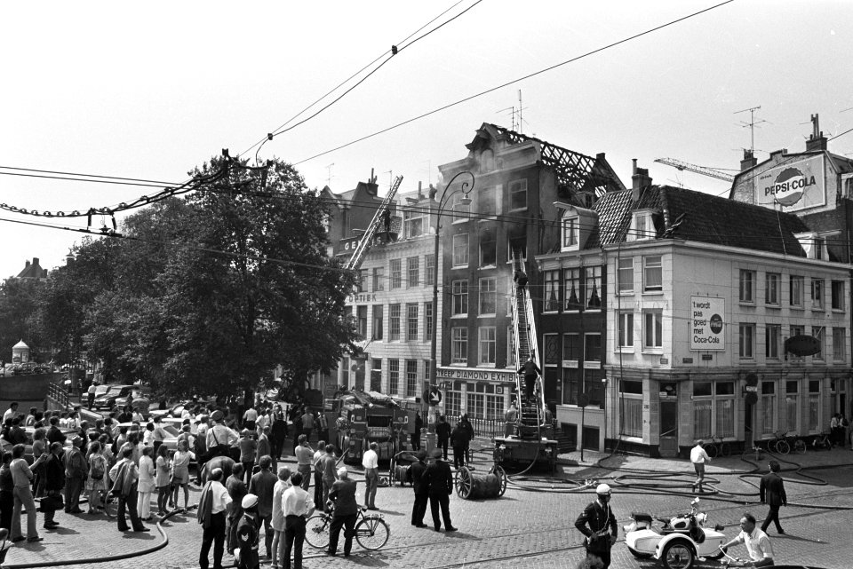 Brand in grachtenpand Amstel hoek Amstelstraat brandweerlieden met ladders blus, Bestanddeelnr 923-5851