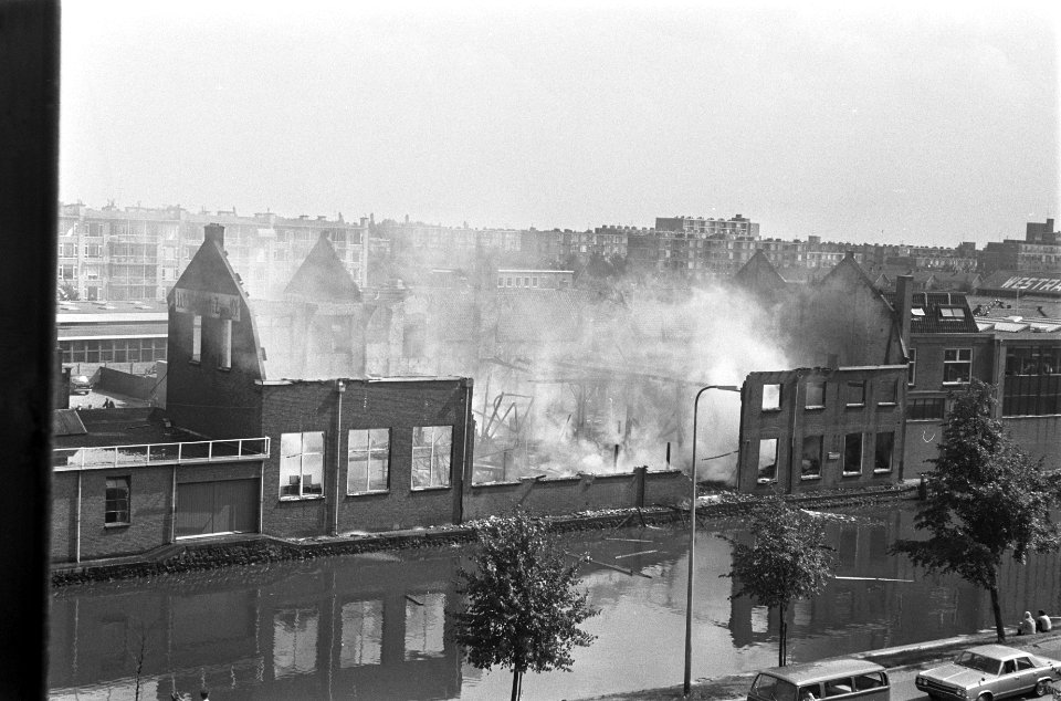 Brand in grossierderij in Utrecht overzicht uitgebrande complex, Bestanddeelnr 922-7036