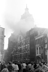 Brand in pand naast St Nicolaaskerk aan Prins Hendrikkade , Amsterdam, Bestanddeelnr 926-5240