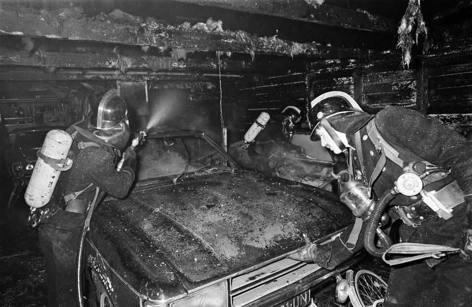 Brand in garagebedrijf in Amsterdam West brandweer tijdens blussingswerk, Bestanddeelnr 930-0602
