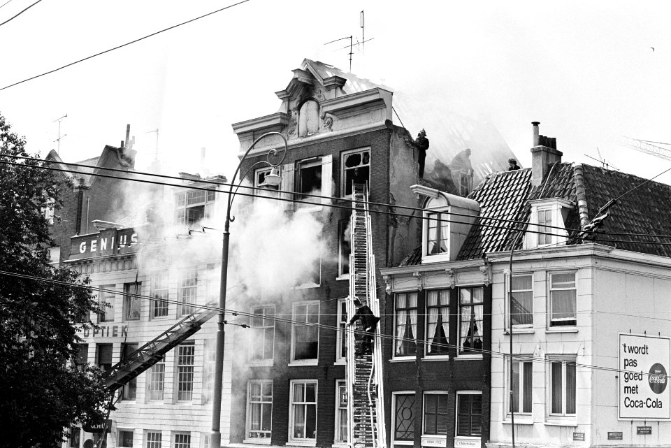 Brand in grachtenpand Amstel hoek Amstelstraat brandweerlieden met ladders blus, Bestanddeelnr 923-5852