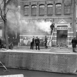 Brand in fabriek van tafelbestek aan Rechtboomsloot te Amsterdam, Bestanddeelnr 918-9529