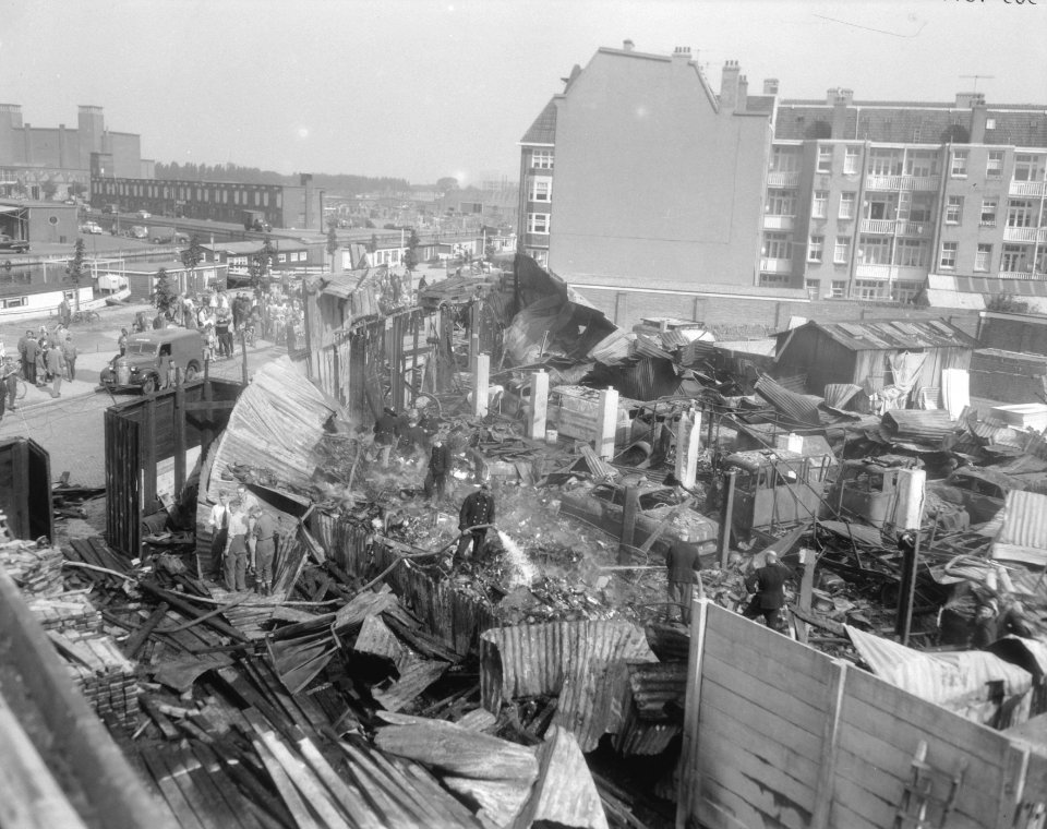 Brand in garagebedrijf aan de Vlissingstraat te Amsterdam overzicht van de garag, Bestanddeelnr 909-7577