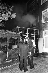 Brand in garagebedrijf in Amsterdam West brandweer tijdens blussingswerk, Bestanddeelnr 930-0603