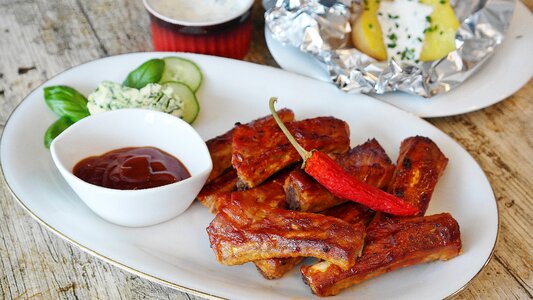 Sauce barbecue peeling ribs