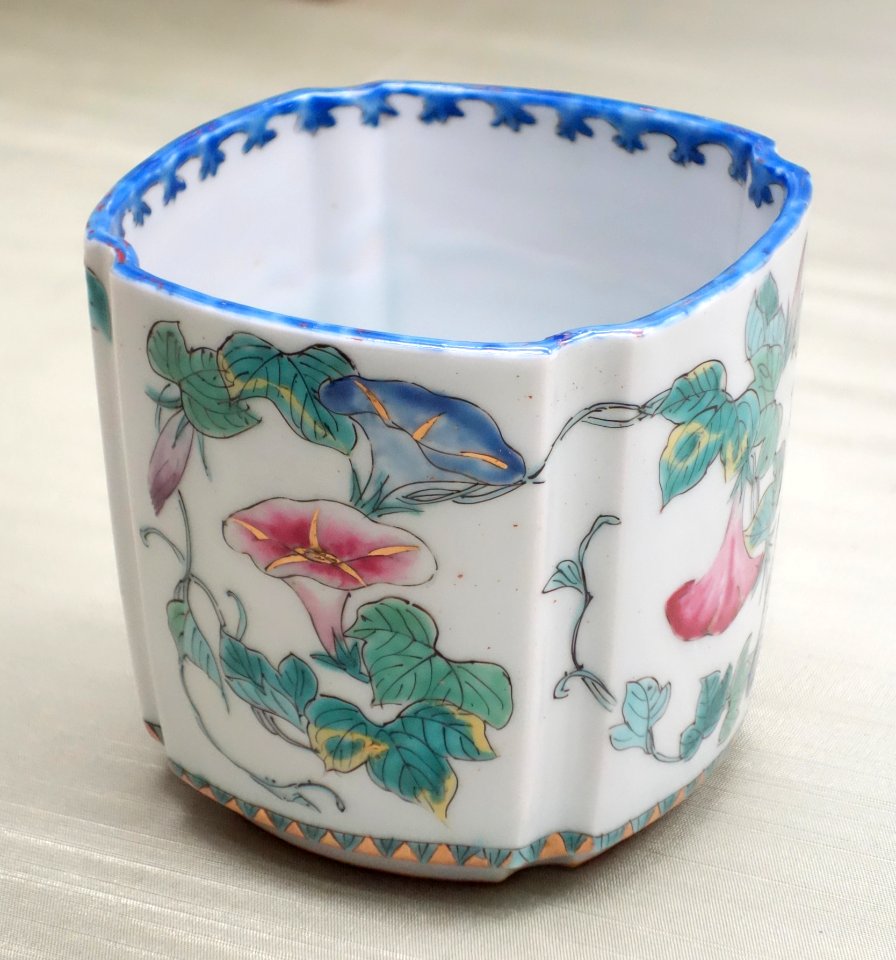 Brazier with morning glory design, Hirasa ware, Edo period, 19th century, overglaze enamel - Tokyo National Museum - DSC06054