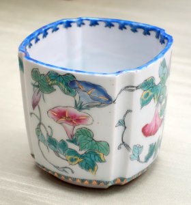 Brazier with morning glory design, Hirasa ware, Edo period, 19th century, overglaze enamel - Tokyo National Museum - DSC06054