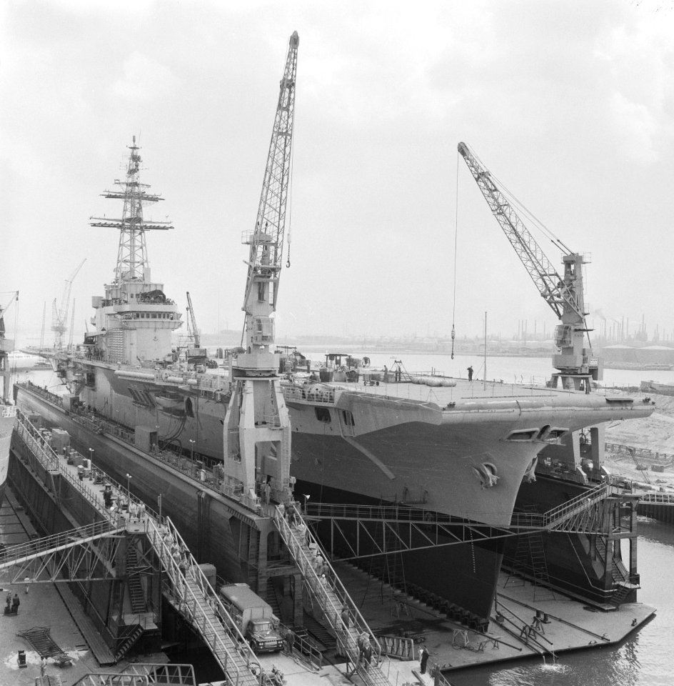 Braziliaans vliegkampschip in dok, Bestanddeelnr 911-4269