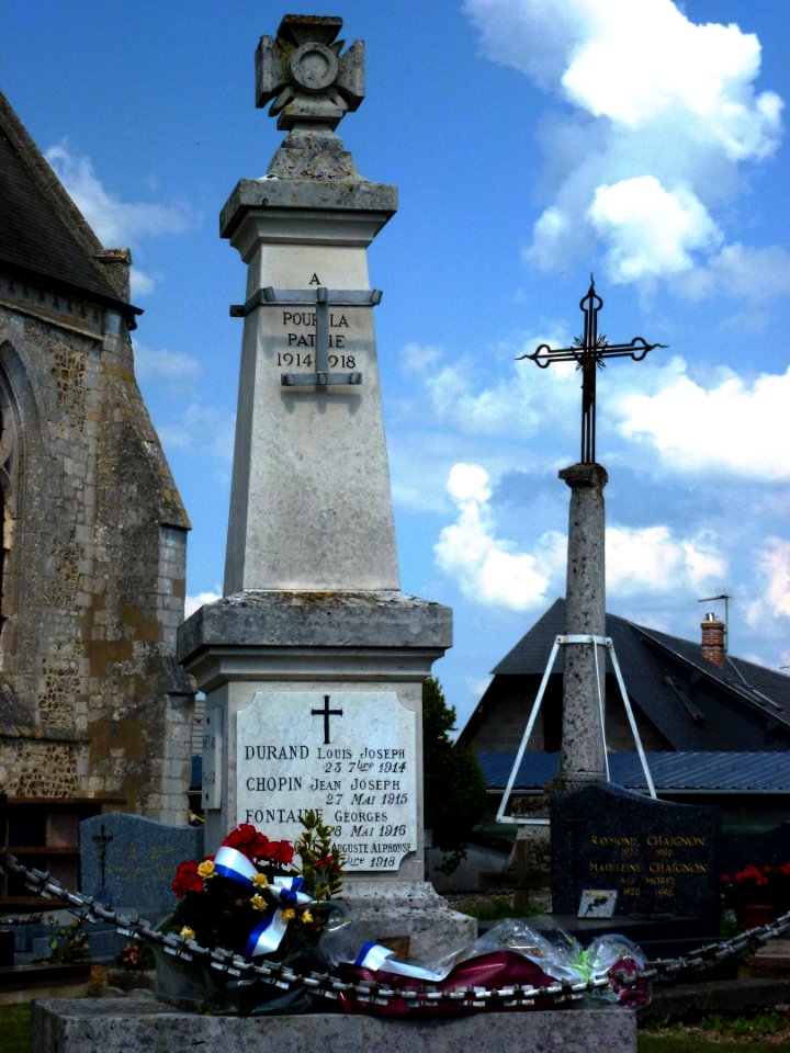 Bray (Eure, Fr) monument aux morts et croix de cimetière