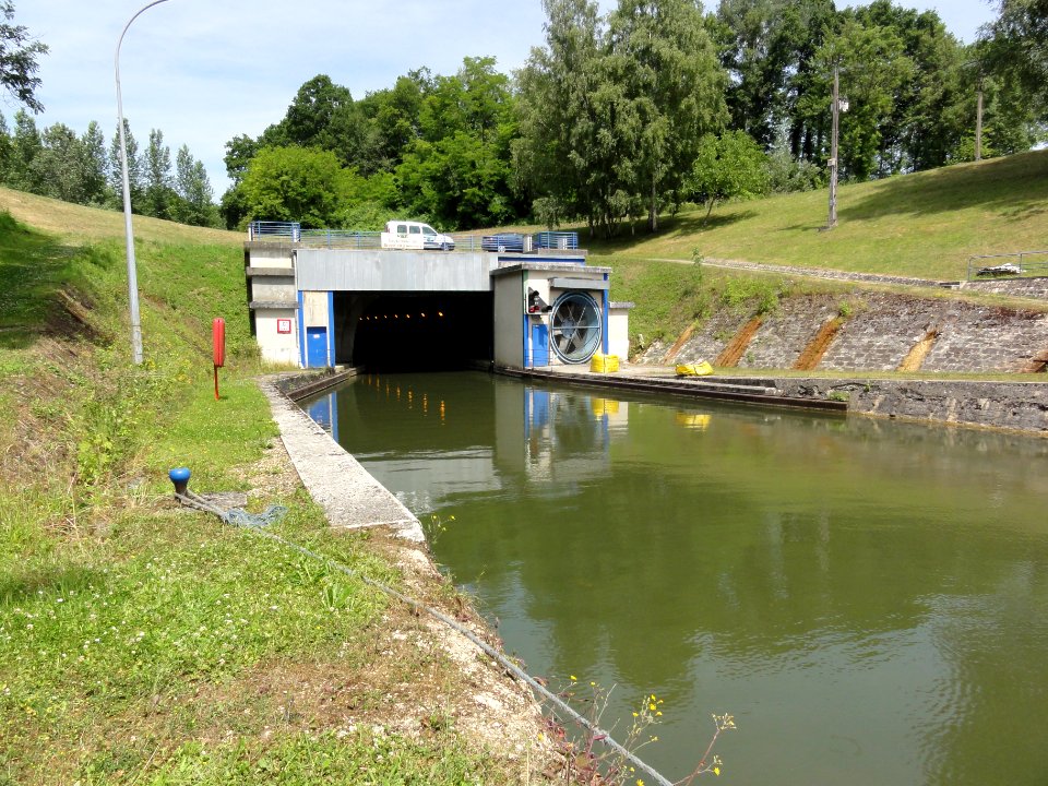 Braye-en-Laonnais (Aisne) Canal de l'Oise à l'Aisne, le souterrain