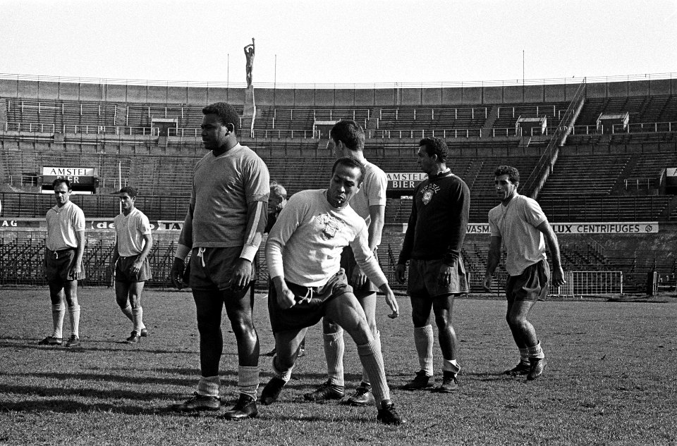 Braziliaanse voetbalteam tijdens training in Olympisch Stadion, Bestanddeelnr 915-1077