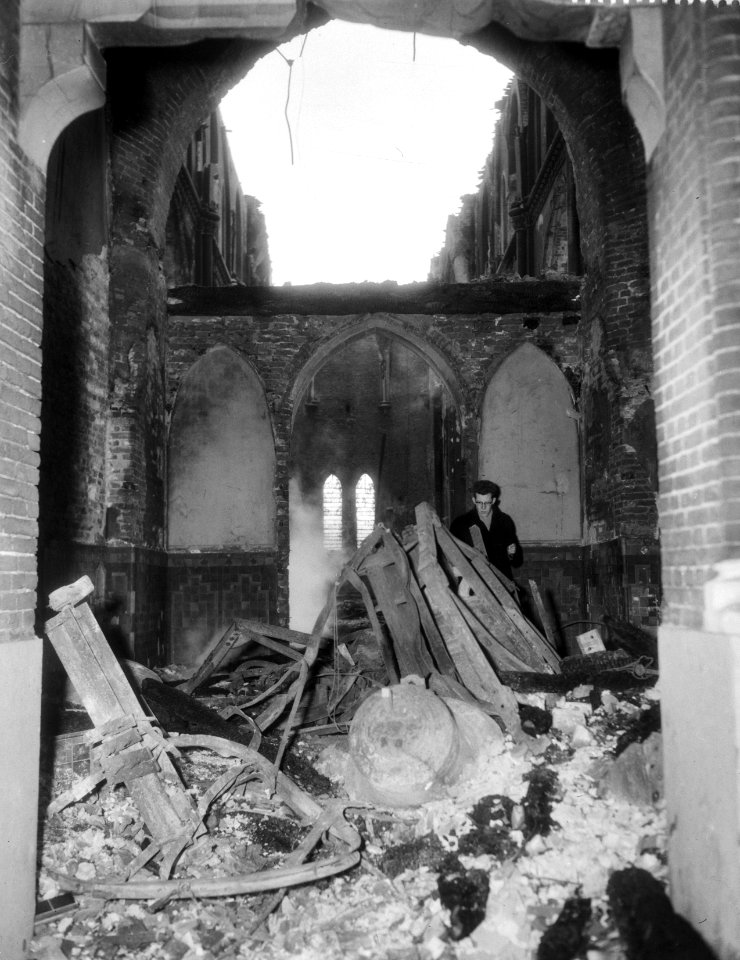 Brand in een 15e eeuwse Katholieke Kerk in Son bij Eindhoven, Bestanddeelnr 910-0662