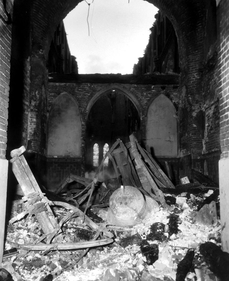 Brand in een 15e eeuwse Katholieke Kerk in Son bij Eindhoven, Bestanddeelnr 910-0660