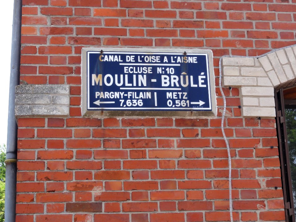 Braye-en-Laonnois (Aisne) Canal de l'Oise à l'Aisne, écluse nr 10 de Moulin-Brulé, plaque