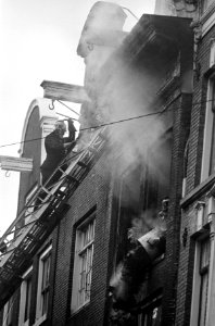 Brand in de Oude Hoogstraat , de brandweer aan het werk, Bestanddeelnr 918-8132