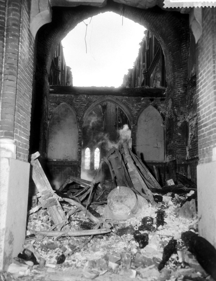 Brand in een 15e eeuwse Katholieke Kerk in Son bij Eindhoven, Bestanddeelnr 910-0659