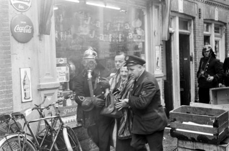 Brand in de Jacob van Campenstraat , de oude vrouw tussen brandweerlieden in, Bestanddeelnr 918-9052