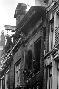 Brand in de Oude Hoogstraat , brandweerlieden bezig bij uitgebrande huis, Bestanddeelnr 918-8131