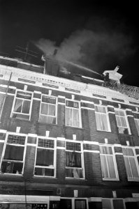 Brand in 2e Jan Steenstraat , Amsterdam, brandweer blust, Bestanddeelnr 925-2134