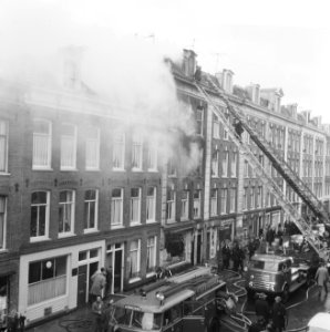 Brand in de Jacob van Campenstraat , brandweer aan het blussen, Bestanddeelnr 918-9060