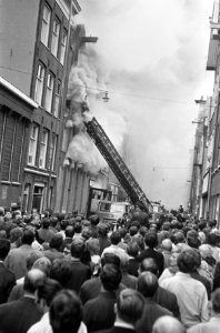 Brand in bedrijf van schoonmaakartikelen in Vinkenstraat, Amsterdam, met veel ro, Bestanddeelnr 922-4154