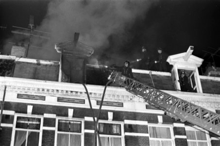 Brand in 2e Jan Steenstraat , Amsterdam, brandweer blust, Bestanddeelnr 925-2133