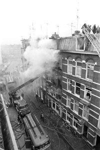 Brand in 1e Breeuwerstraat , Amsterdam, Bestanddeelnr 927-5934