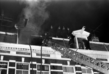 Brand in 2e Jan Steenstraat , Amsterdam, brandweer blust, Bestanddeelnr 925-2136