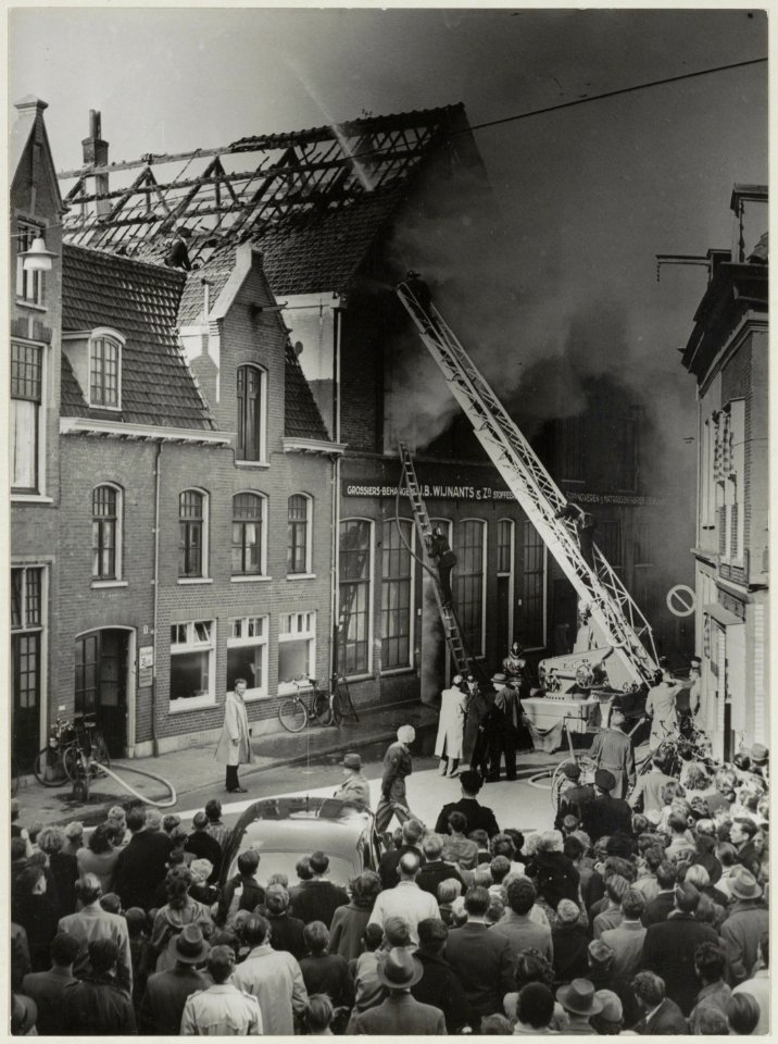 Brand in de Spaarnwouderstraat, nabij de Hoogstraat, ziende naar het noorden
