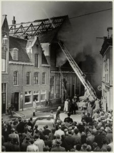 Brand in de Spaarnwouderstraat, nabij de Hoogstraat, ziende naar het noorden