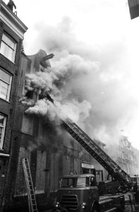 Brand in bedrijf van schoonmaakartikelen in Vinkenstraat, Amsterdam, met veel ro, Bestanddeelnr 922-4157