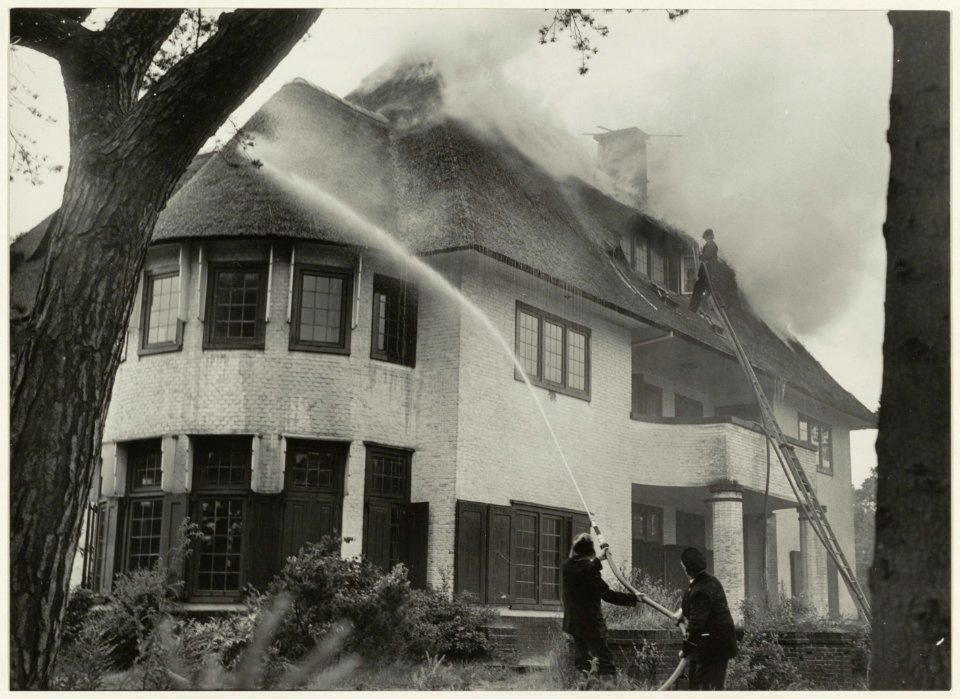 Brand in de villa De Ransuil aan de Leeuwerikenlaan. NL-HlmNHA 54010501