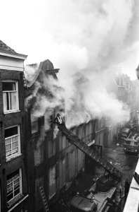 Brand in bedrijf van schoonmaakartikelen in Vinkenstraat, Amsterdam, met veel ro, Bestanddeelnr 922-4153